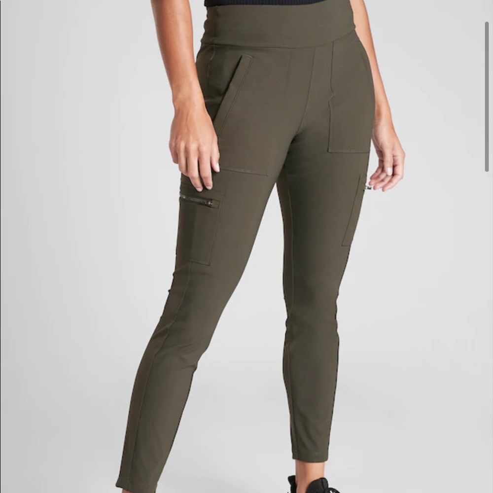 NWOT ATHLETA HEADLANDS HYBRID CARGO II TIGHT.